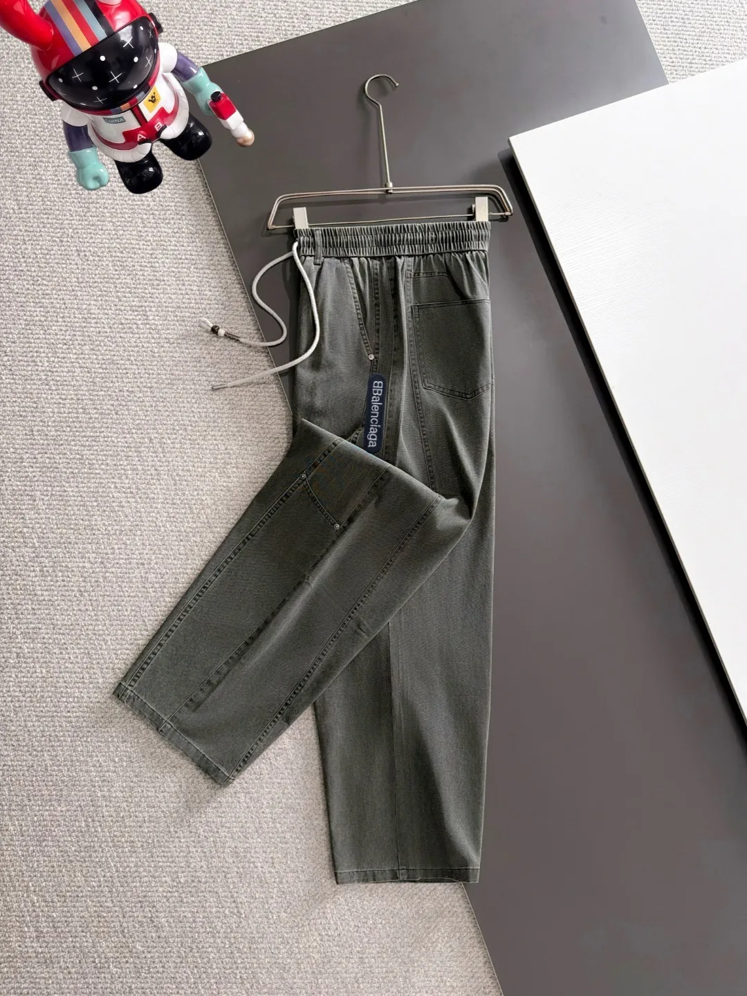 The next day we shipped the P195 Balenciaga High Quality New Arrival Elastic Casual Pants Fall/Winter 2026. The custom-made fabric at the counter has a high degree of comfort, impeccable details, and the design concept of the brand elements reflects high quality. The hand feels delicate and soft! Casual cuts and awesome upper body! Sizes: S-3XL